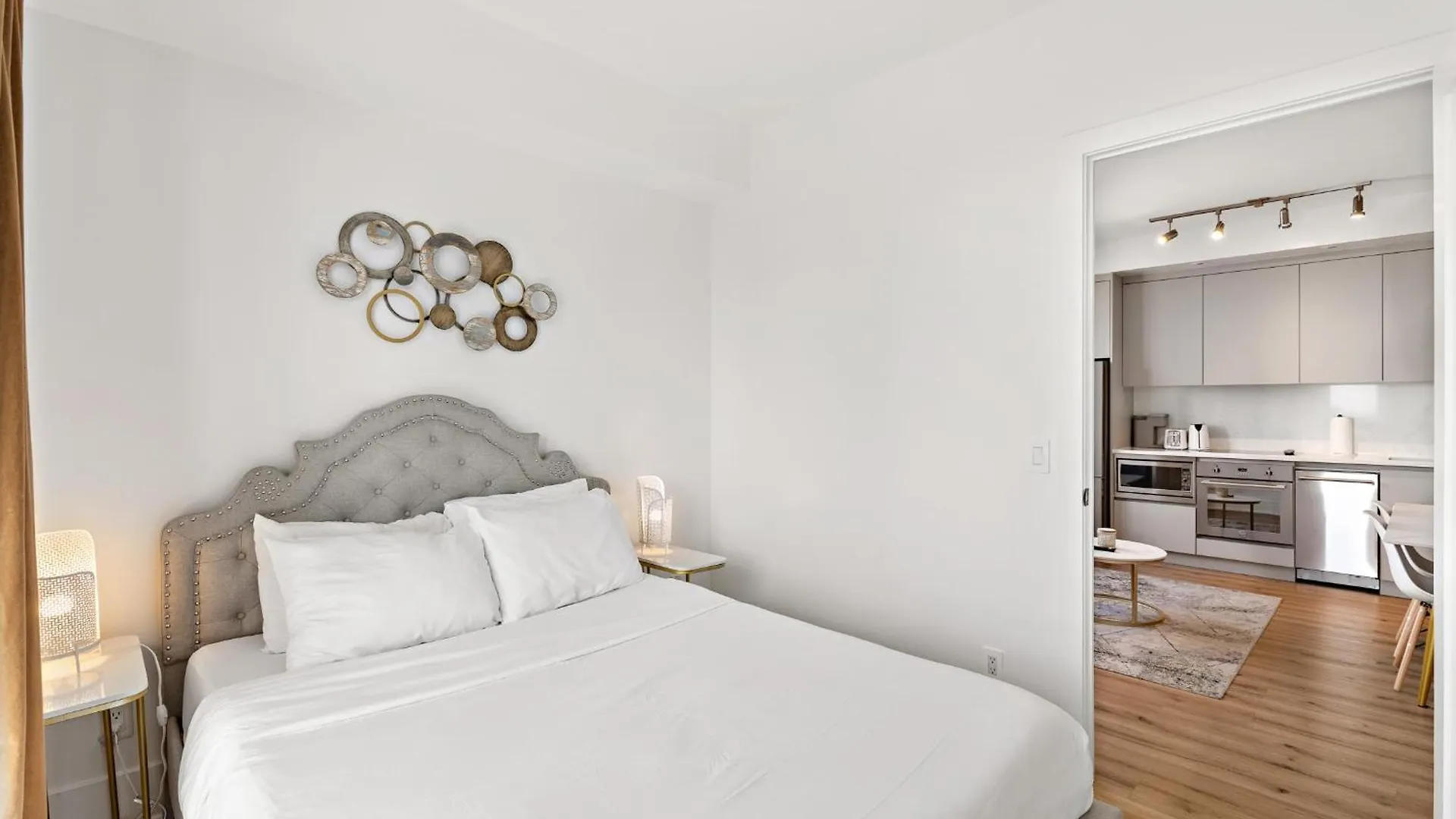 3-Bedroom Apartment In The Heart Of Downtown Toronto Walk To Shops And Attractions 0*,  Canada