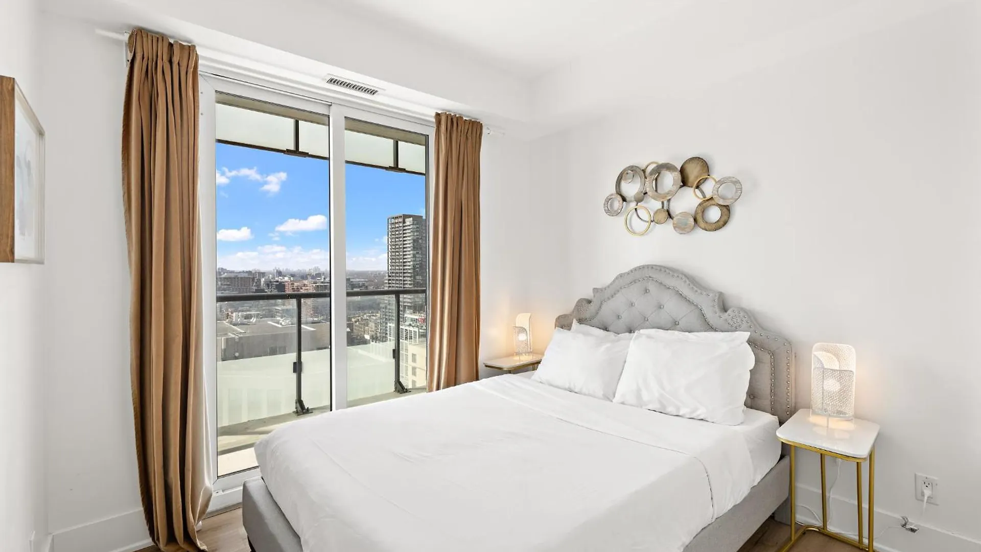 3-Bedroom Apartment In The Heart Of Downtown Toronto Walk To Shops And Attractions