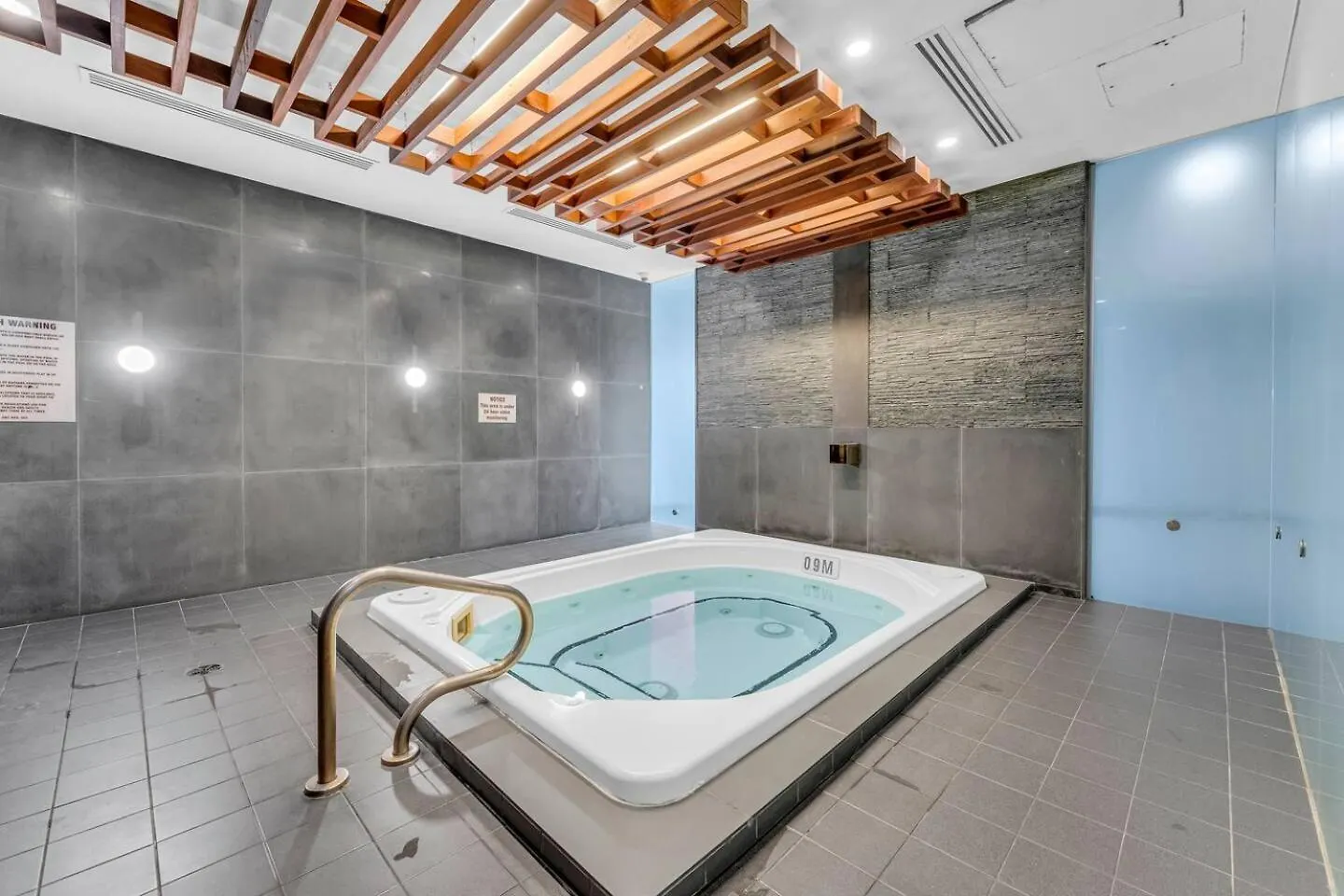 3-Bedroom Apartment In The Heart Of Downtown Toronto Walk To Shops And Attractions