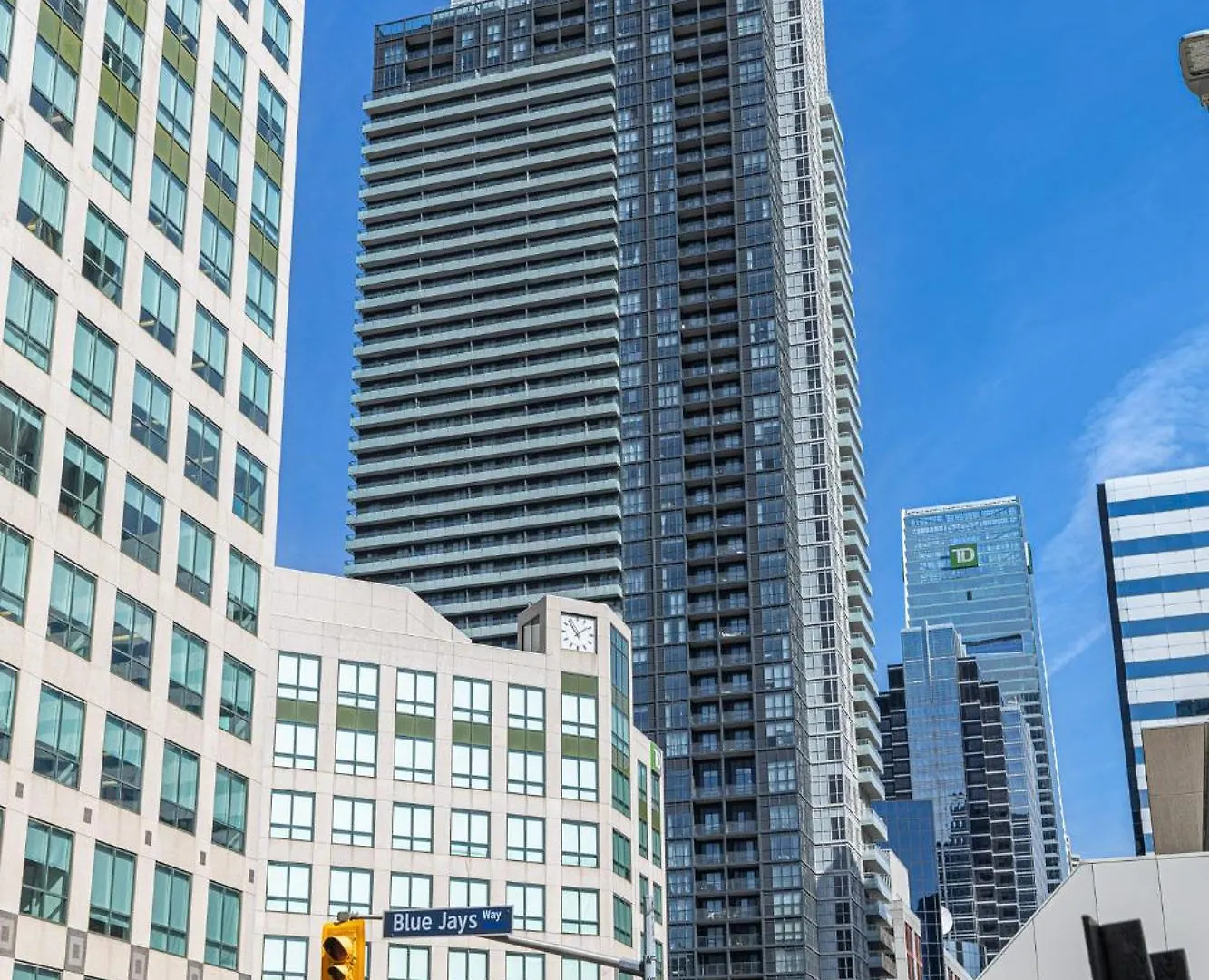 3-Bedroom Apartment In The Heart Of Downtown Toronto Walk To Shops And Attractions