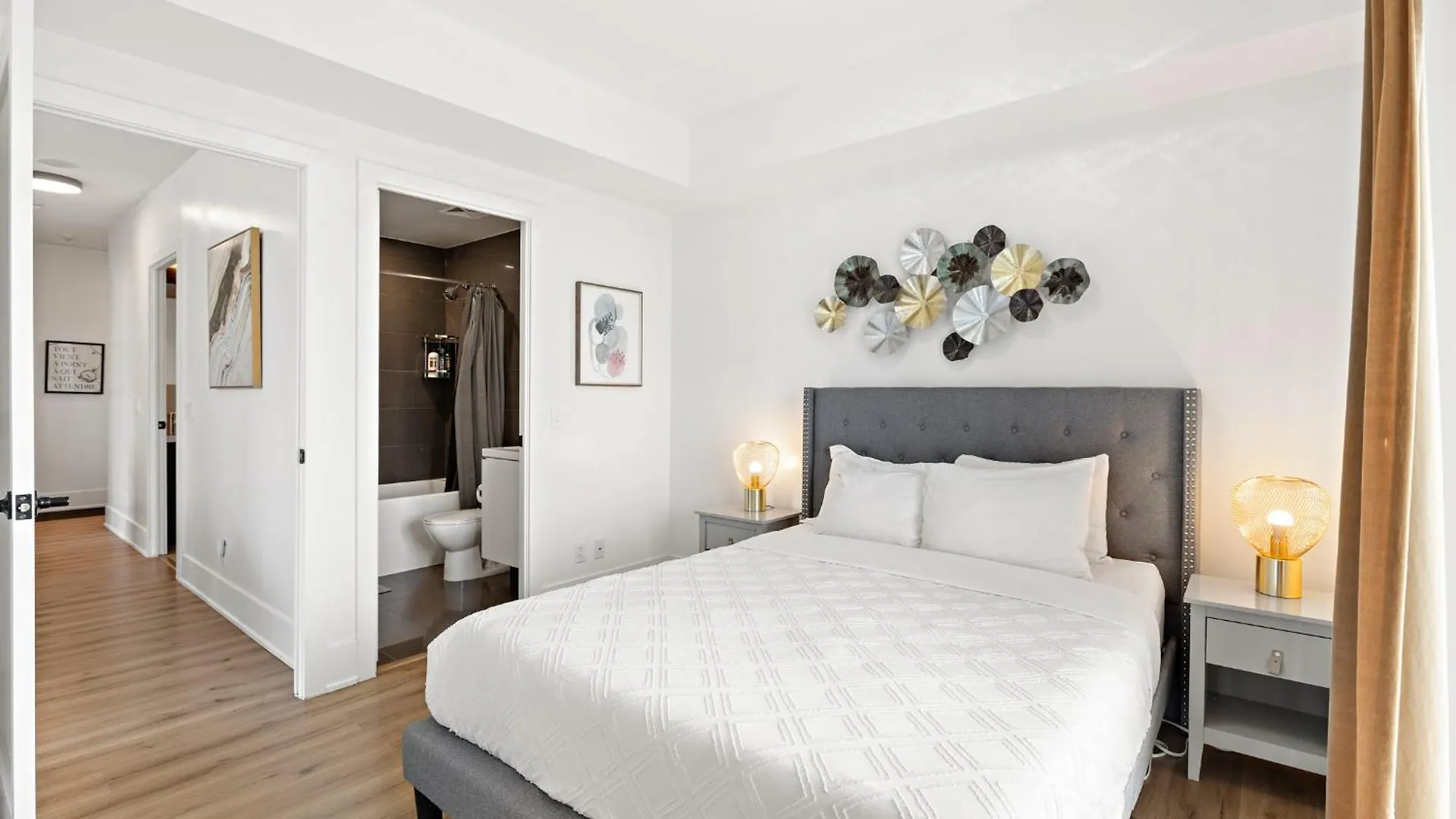 3-Bedroom Apartment In The Heart Of Downtown Toronto Walk To Shops And Attractions