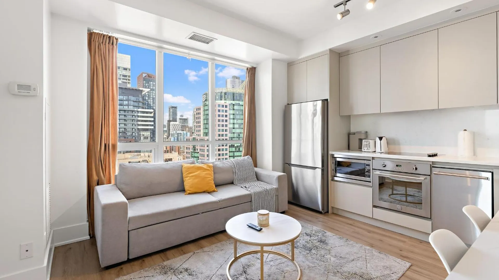 3-Bedroom Apartment In The Heart Of Downtown Toronto Walk To Shops And Attractions Canada