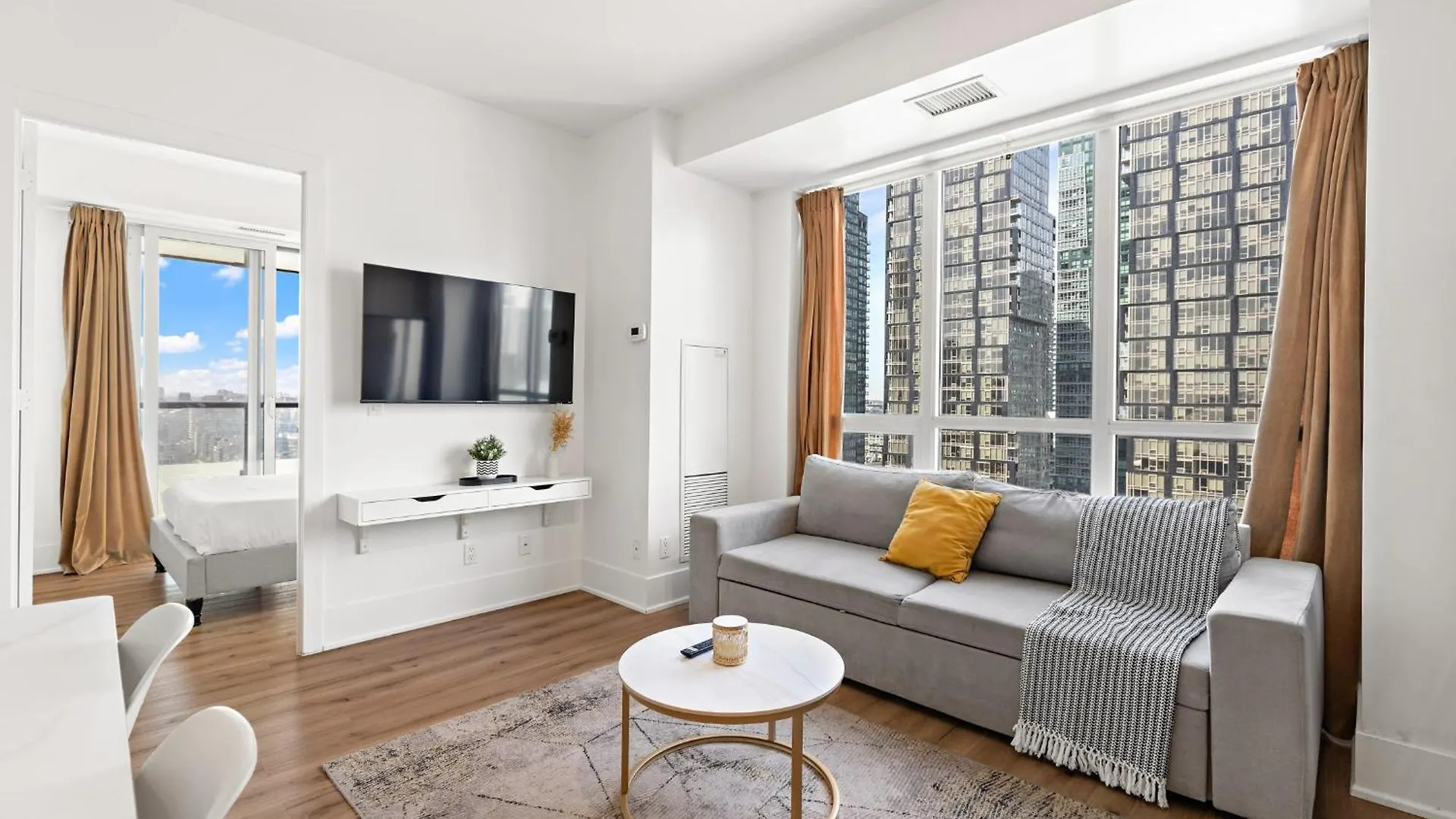 3-Bedroom Apartment In The Heart Of Downtown Toronto Walk To Shops And Attractions 0*,  Canada