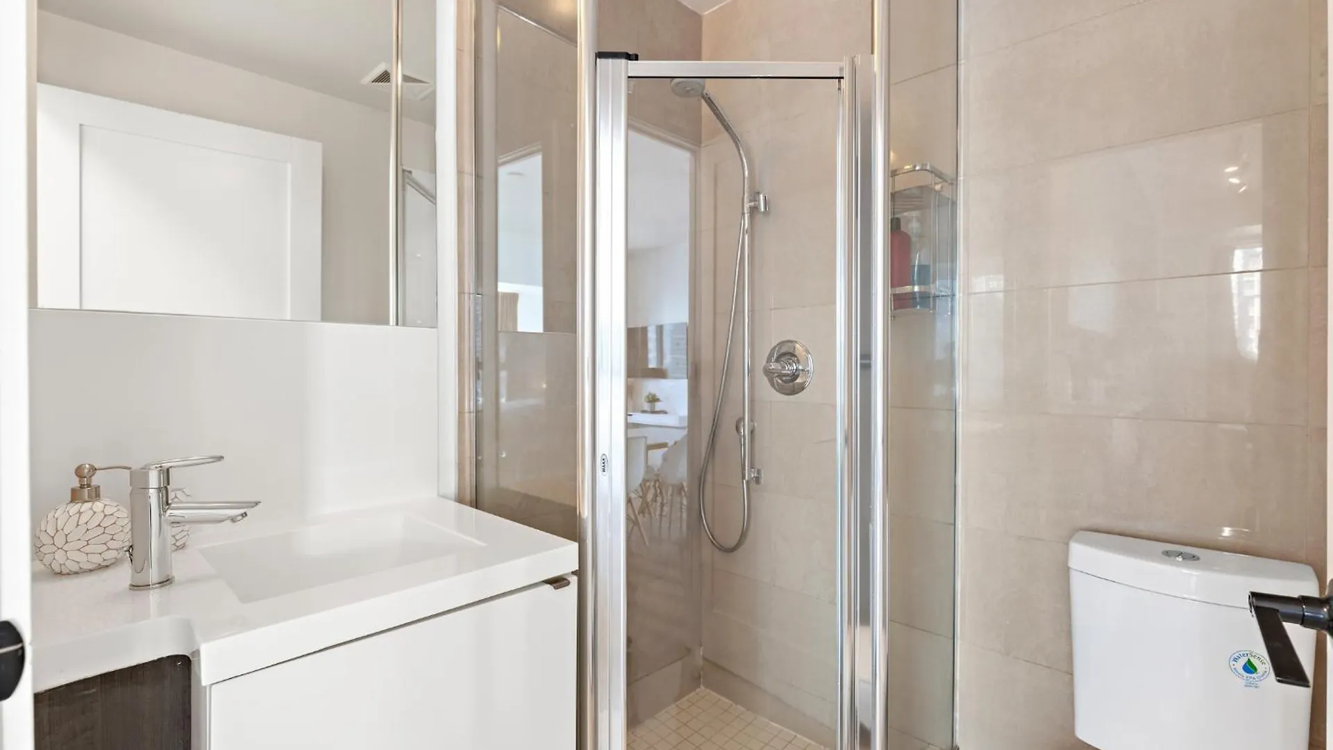 3-Bedroom Apartment In The Heart Of Downtown Toronto Walk To Shops And Attractions