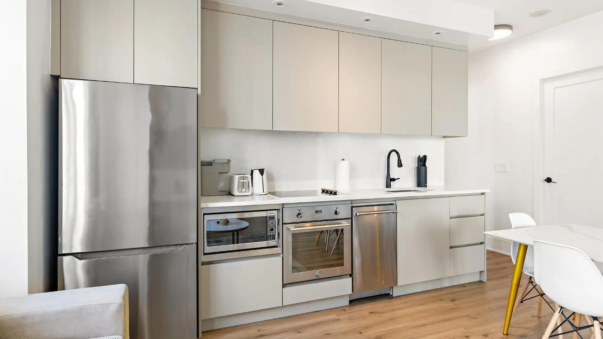 3-Bedroom Apartment In The Heart Of Downtown Toronto Walk To Shops And Attractions