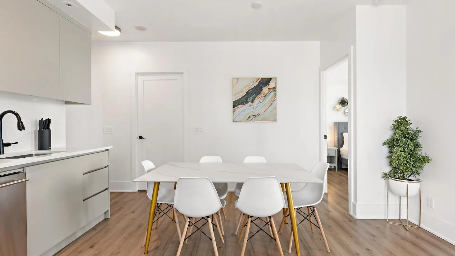 3-Bedroom Apartment In The Heart Of Downtown Toronto Walk To Shops And Attractions
