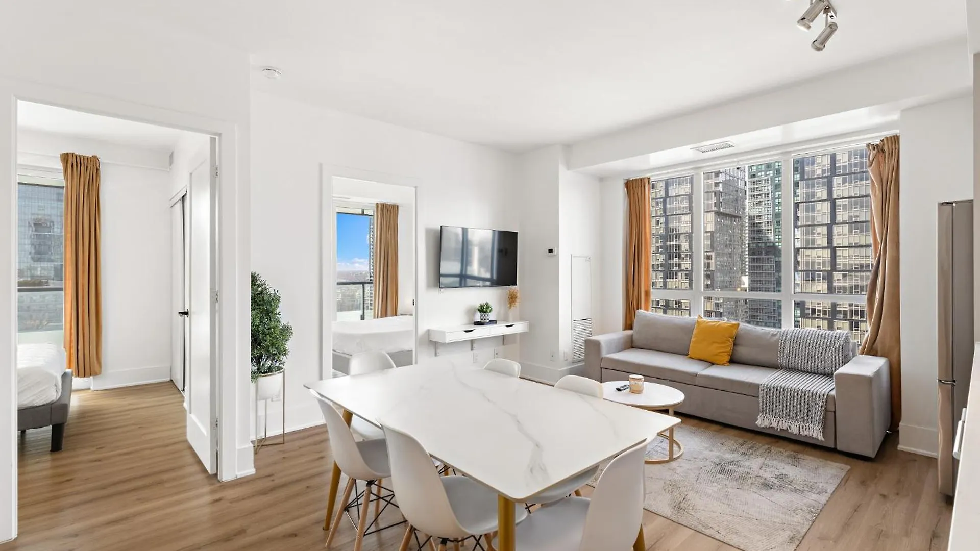 3-Bedroom Apartment In The Heart Of Downtown Toronto Walk To Shops And Attractions