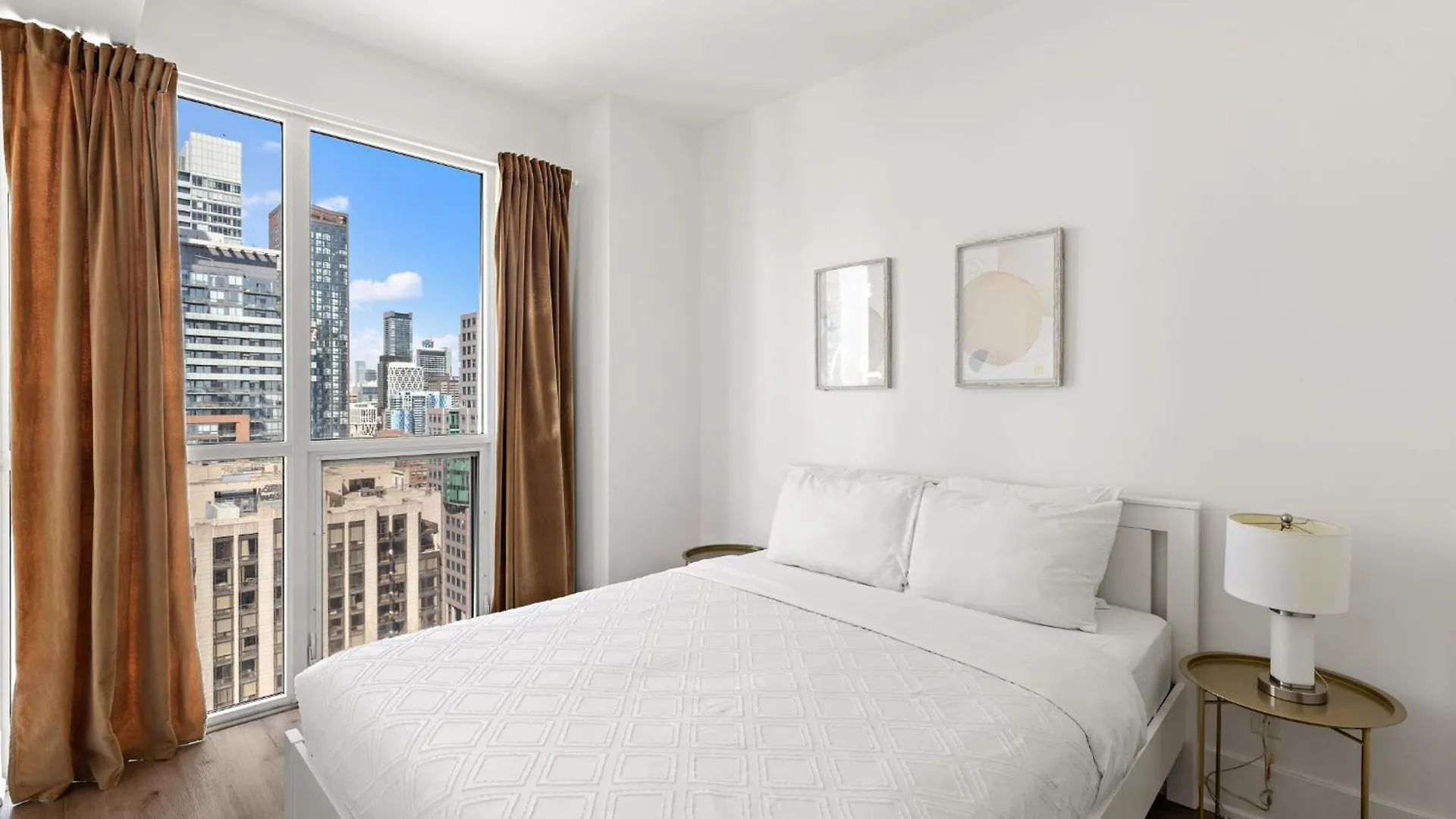 3-Bedroom Apartment In The Heart Of Downtown Toronto Walk To Shops And Attractions