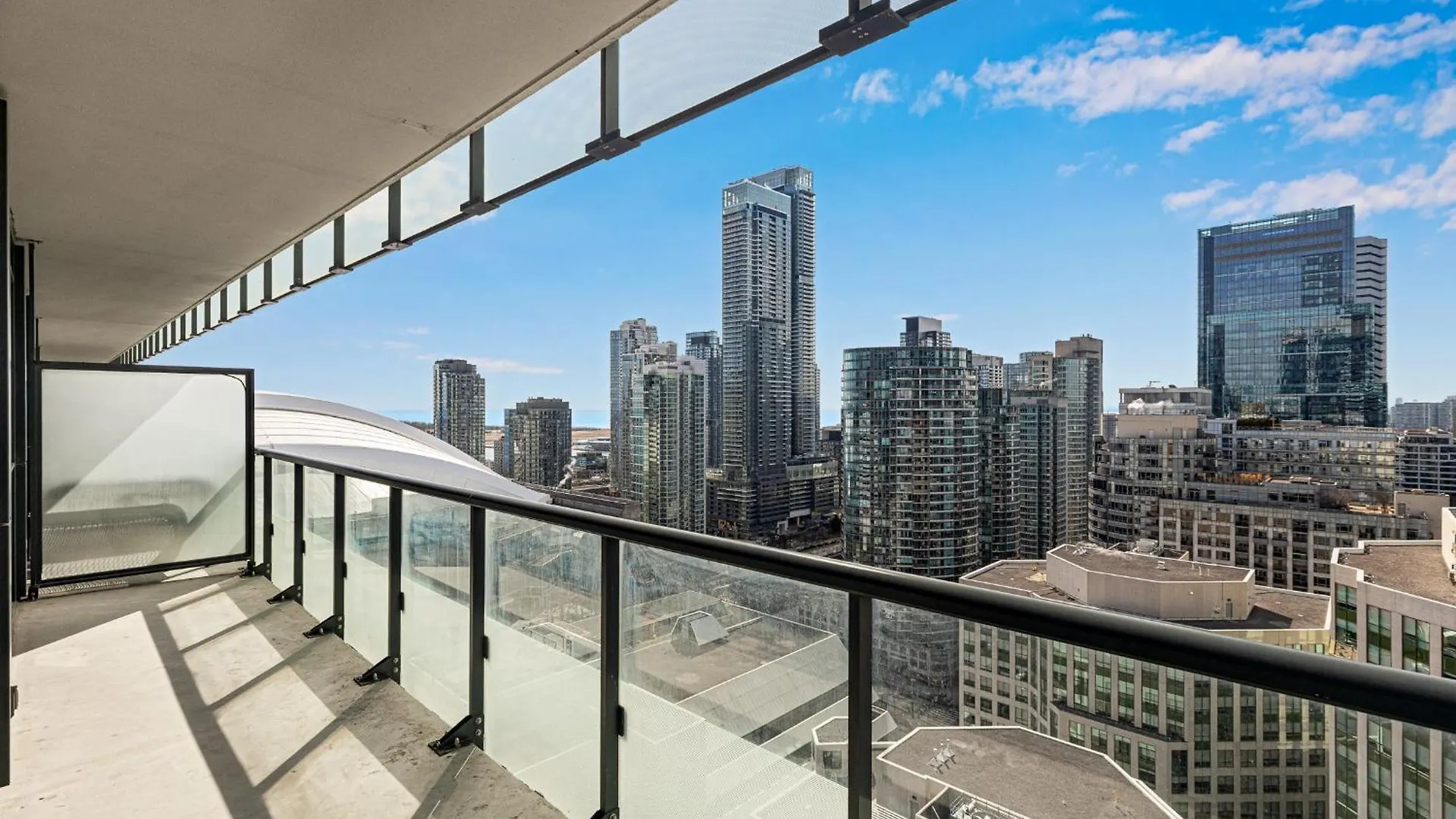 3-Bedroom Apartment In The Heart Of Downtown Toronto Walk To Shops And Attractions Canada