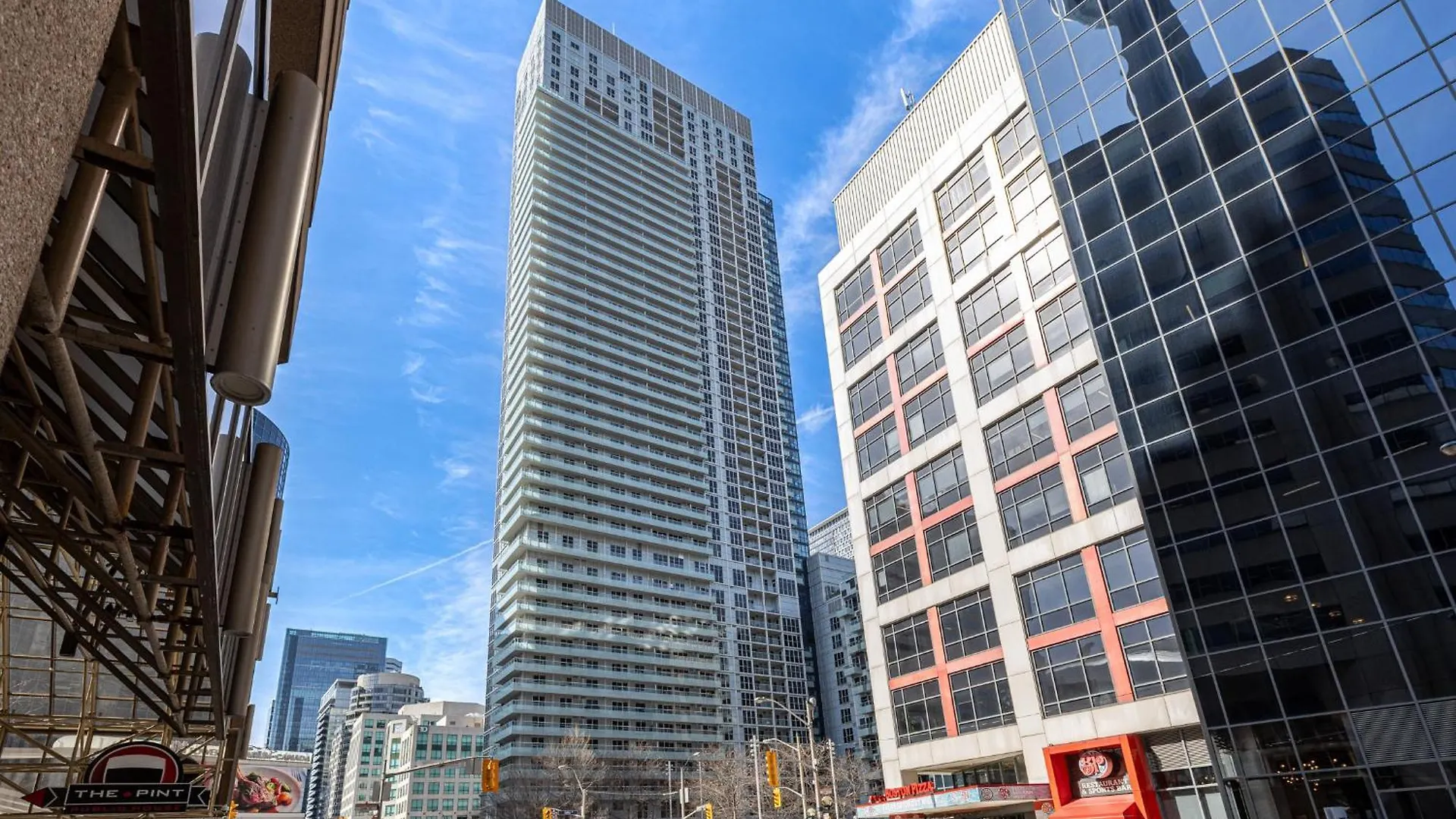 3-Bedroom Apartment In The Heart Of Downtown Toronto Walk To Shops And Attractions 0*,  Canada