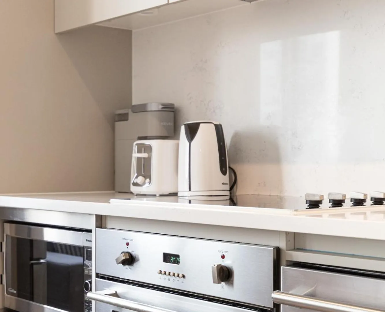 3-Bedroom Apartment In The Heart Of Downtown Toronto Walk To Shops And Attractions