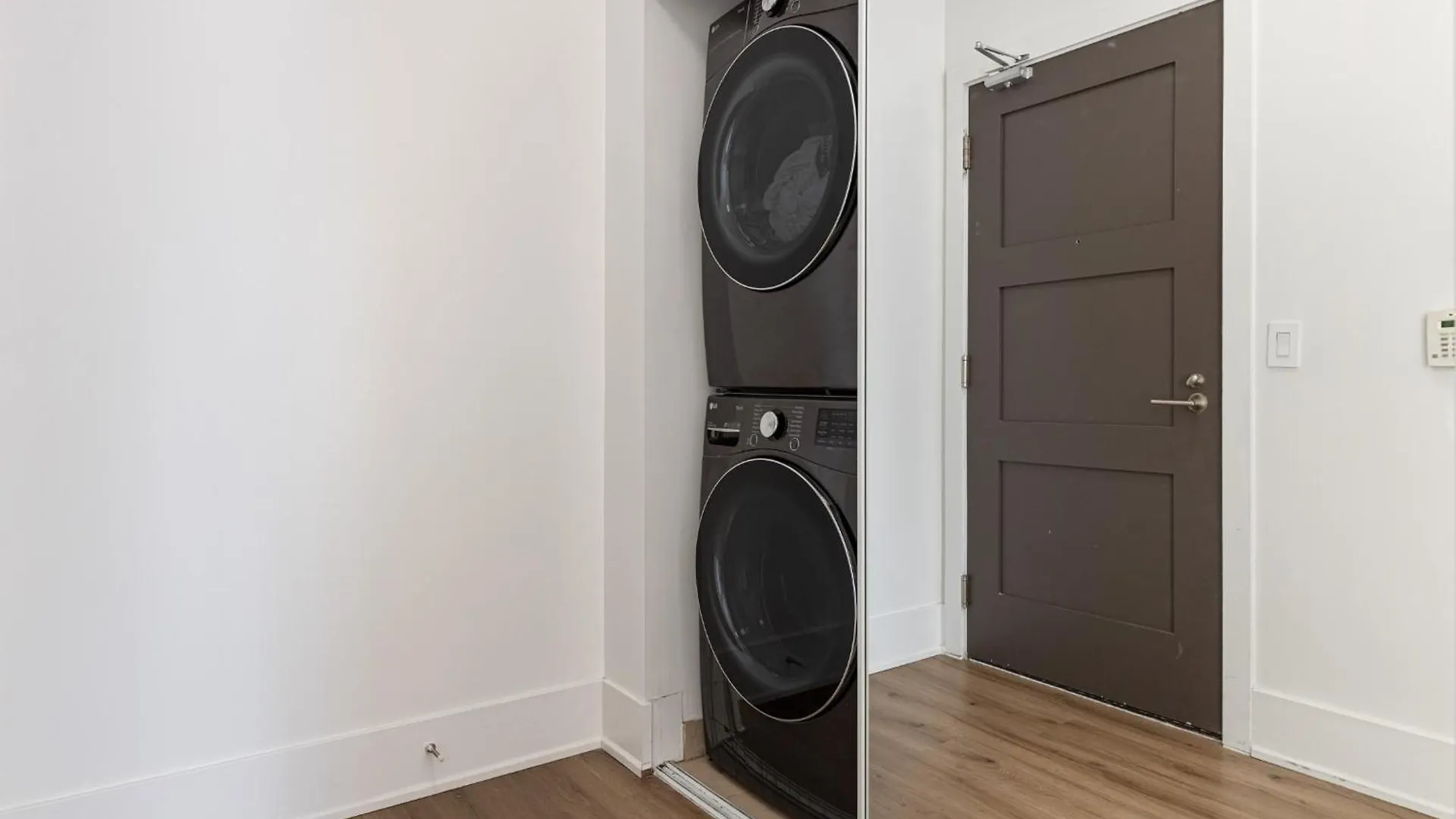 3-Bedroom Apartment In The Heart Of Downtown Toronto Walk To Shops And Attractions