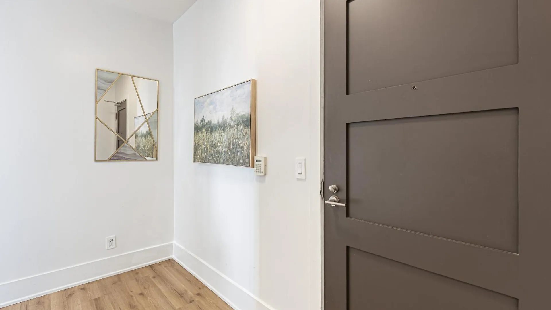 3-Bedroom Apartment In The Heart Of Downtown Toronto Walk To Shops And Attractions