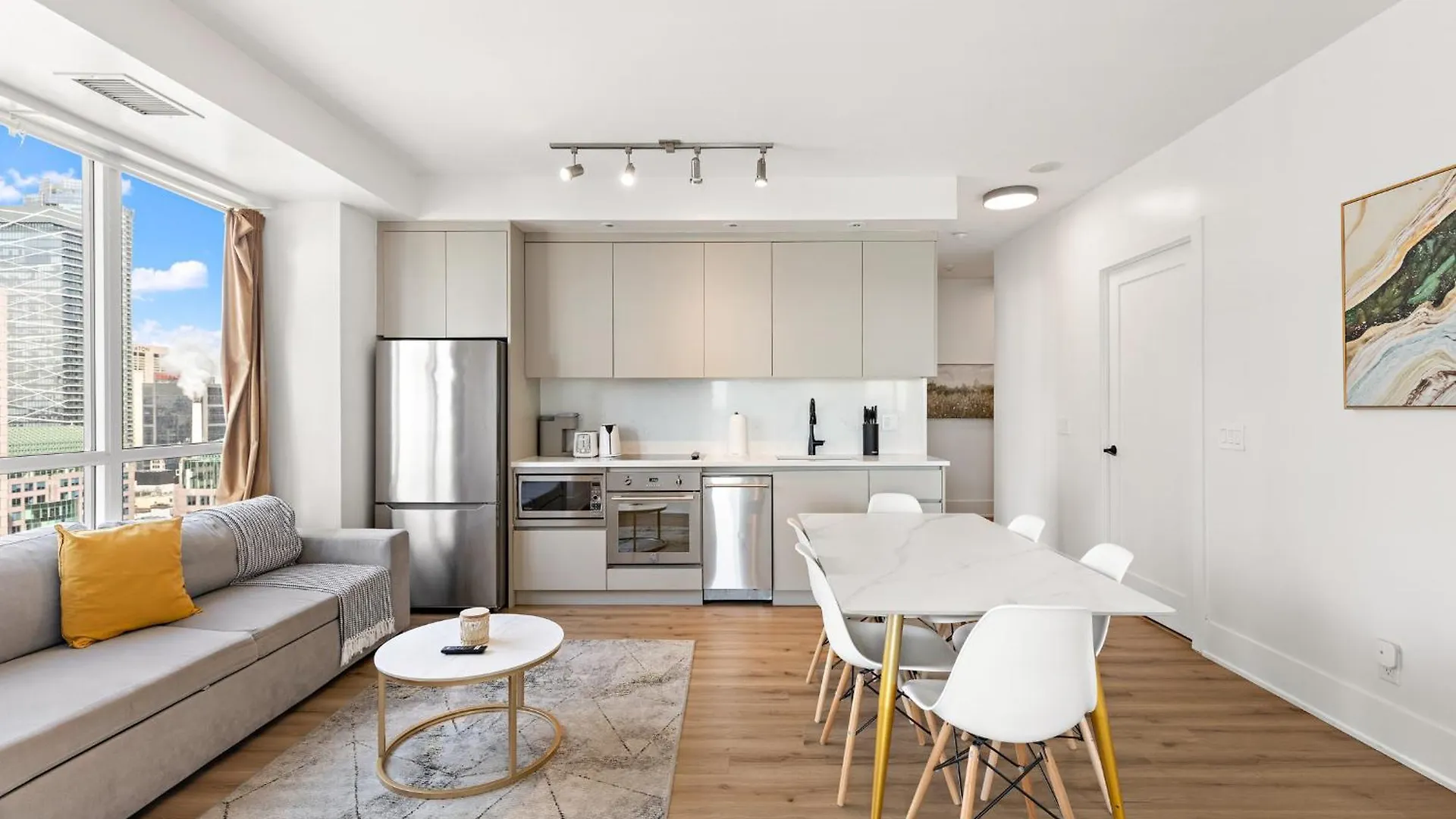 3-Bedroom Apartment In The Heart Of Downtown Toronto Walk To Shops And Attractions