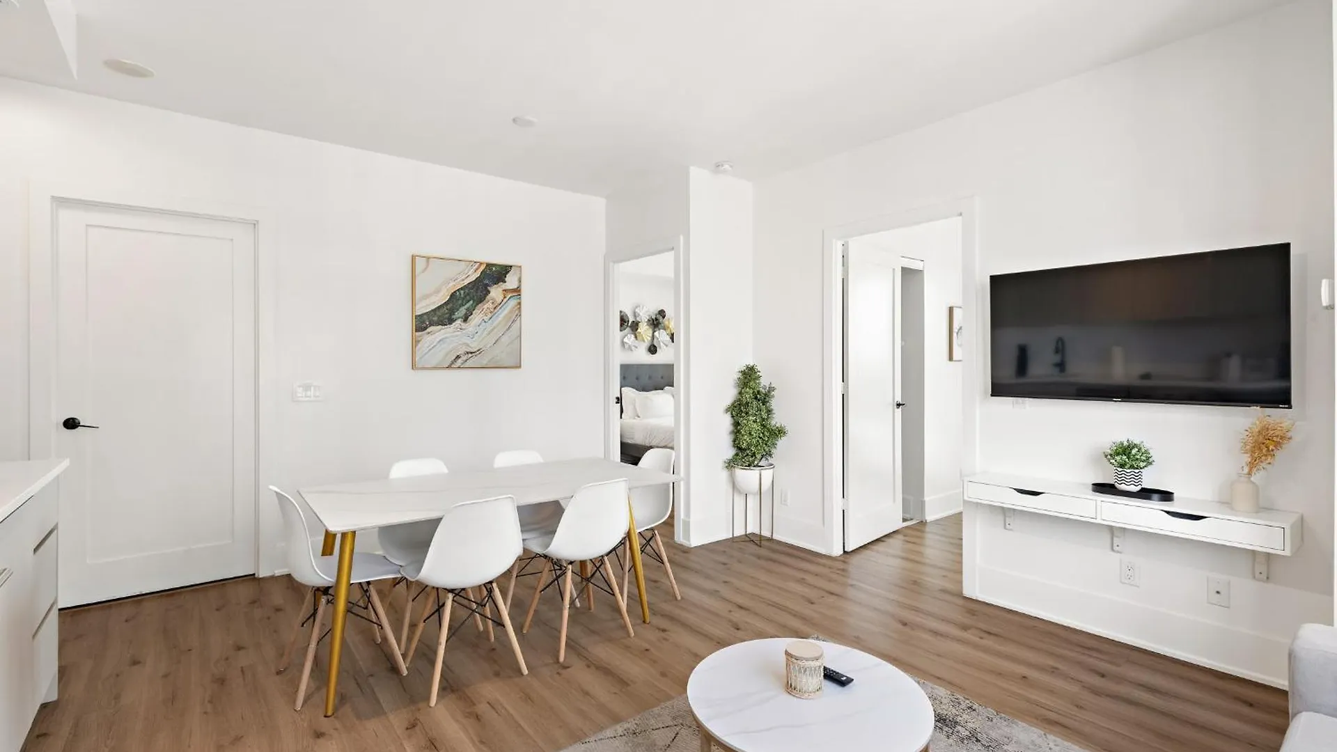 3-Bedroom Apartment In The Heart Of Downtown Toronto Walk To Shops And Attractions