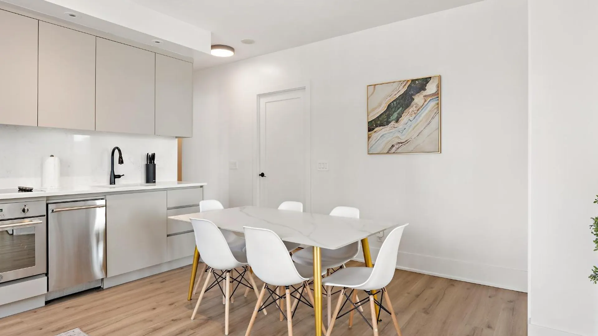 3-Bedroom Apartment In The Heart Of Downtown Toronto Walk To Shops And Attractions Canada