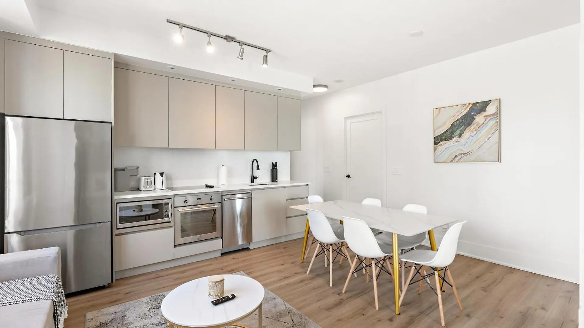 3-Bedroom Apartment In The Heart Of Downtown Toronto Walk To Shops And Attractions