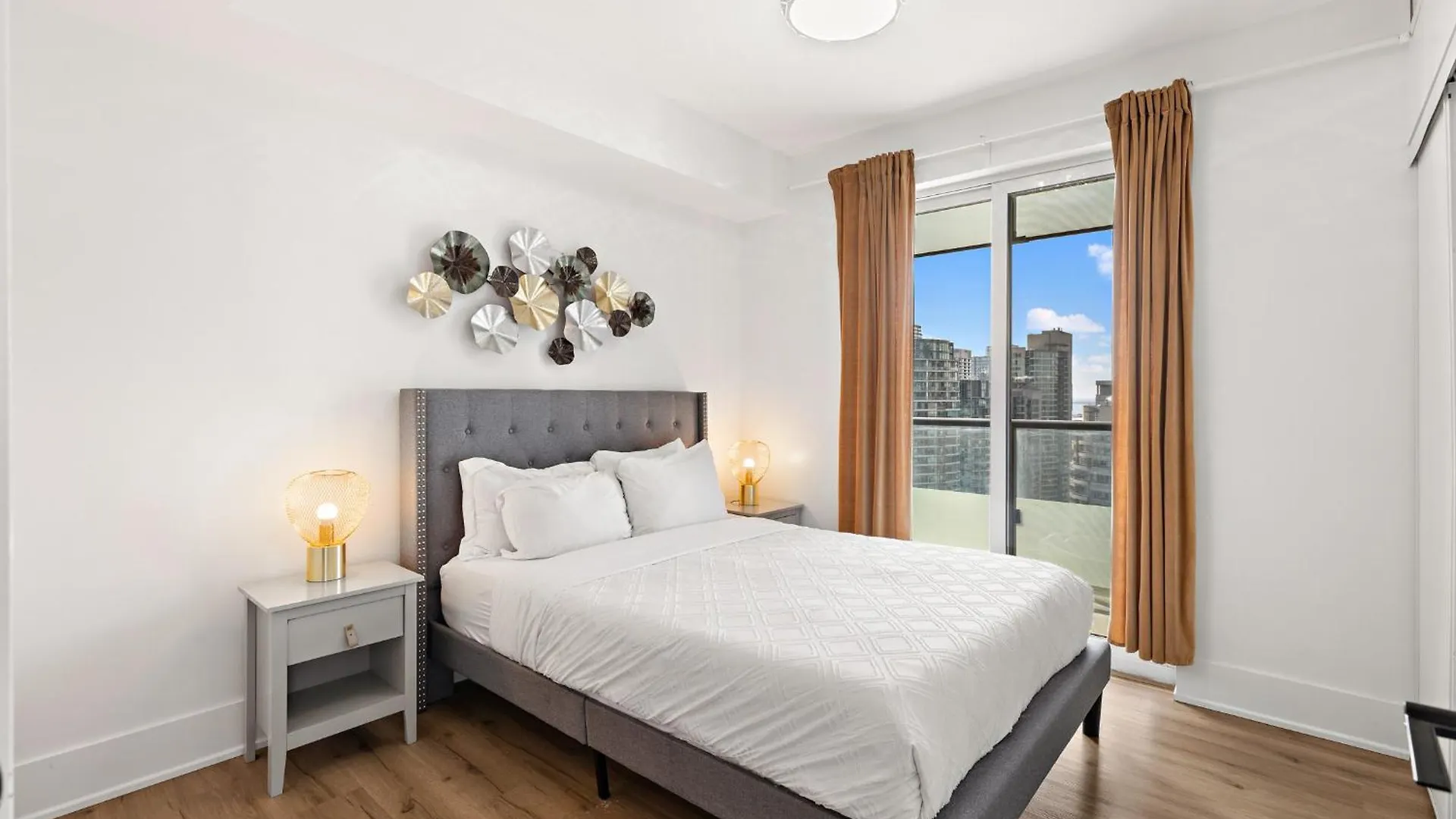 3-Bedroom Apartment In The Heart Of Downtown Toronto Walk To Shops And Attractions Canada