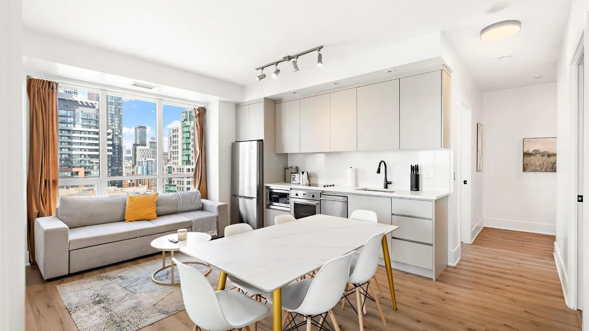 3-Bedroom Apartment In The Heart Of Downtown Toronto Walk To Shops And Attractions
